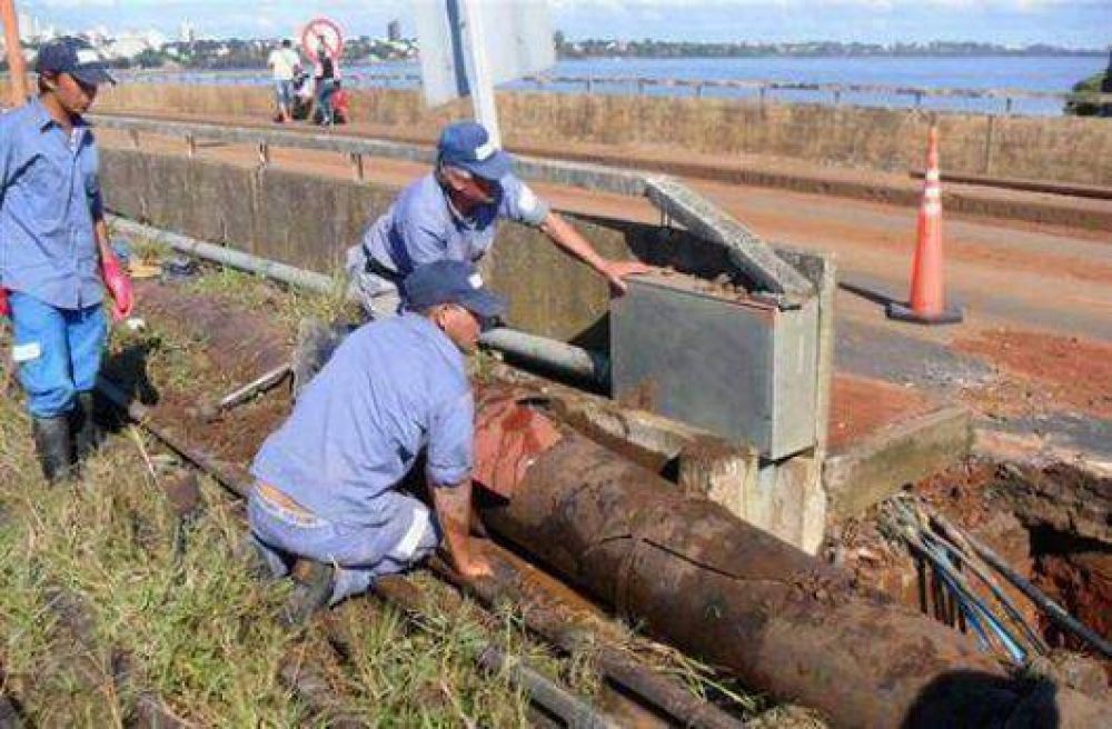 Cierran paso internacional debido a aver�as producidas en ca�o de agua