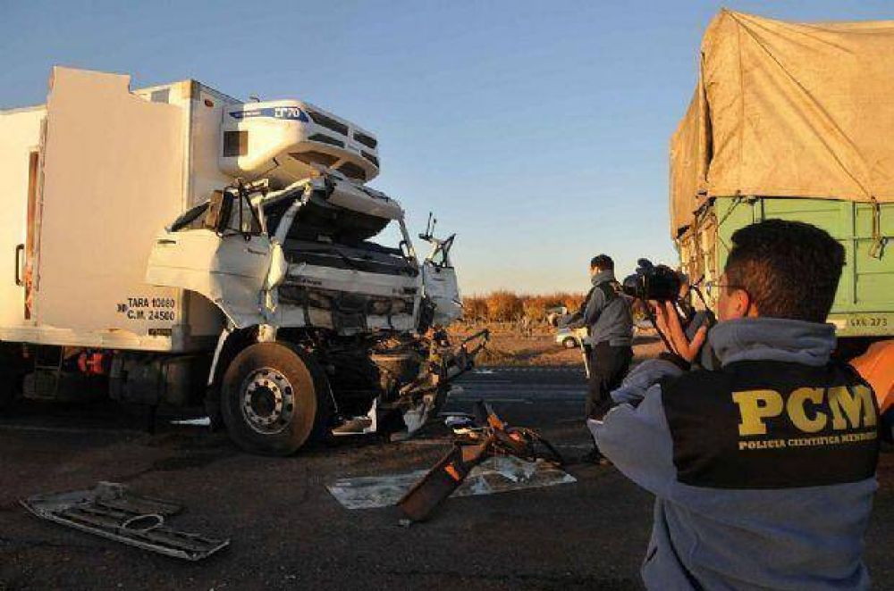 Mendoza: muri� un puntano en un choque entre camiones sobre la ruta 7 en Maip�
