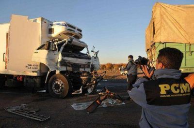 Mendoza: muri� un puntano en un choque entre camiones sobre la ruta 7 en Maip�