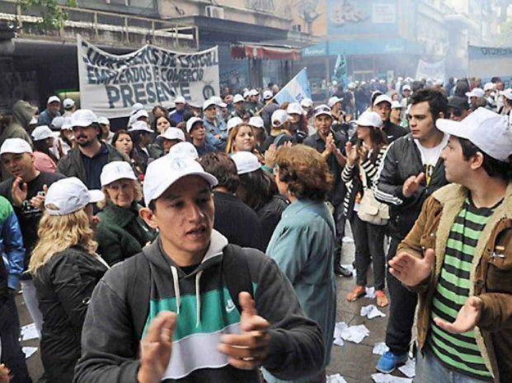 Los shoppings abren hoy y los empleados mercantiles prometen hacer piquetes