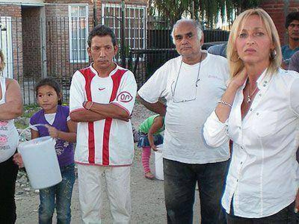  AVELLANEDA | ELECCIONES    M�nica L�pez se reuni� con vecinos del barrio San Lorenzo
