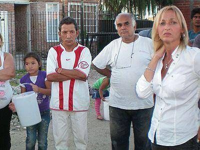  AVELLANEDA | ELECCIONES    M�nica L�pez se reuni� con vecinos del barrio San Lorenzo