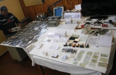 Cae banda y hallan armas por el negocio de autos robados