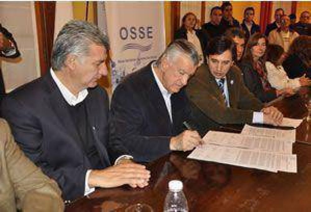 Firman convenio para obras de agua potable y saneamiento	