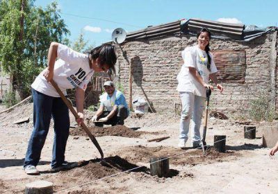 La ONG Techo construye viviendas en el barrio 2 de Agosto de Cipolletti 