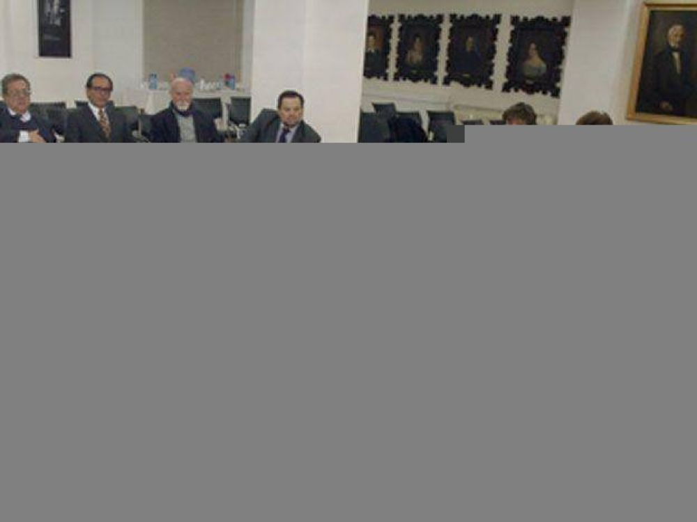 Mendoza tienta a inversores extranjeros promocionando su oferta al Cuerpo Consular