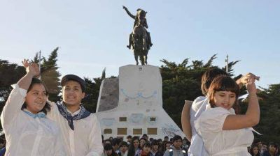 Las escuelas se vistieron de celeste y blanco para honrar la fecha patria