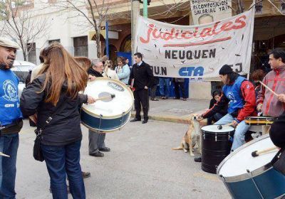 Proponen a los judiciales adelantarles el aguinaldo 