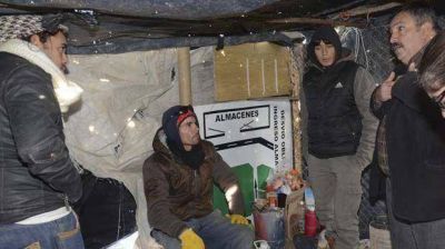 Desocupados bloquean edificio comunal de Ca�ad�n Seco y se suspenden actos patrios