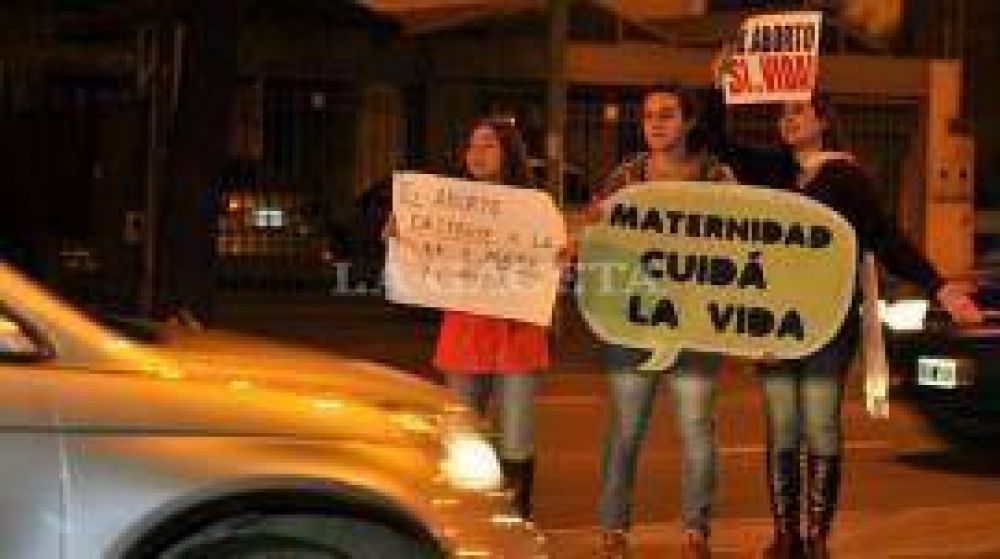 Manifestaci�n de j�venes contra el aborto frente a la Maternidad