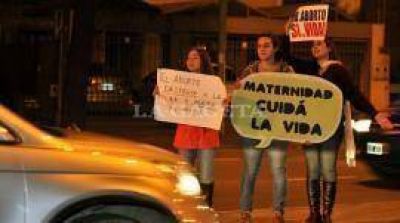 Manifestaci�n de j�venes contra el aborto frente a la Maternidad