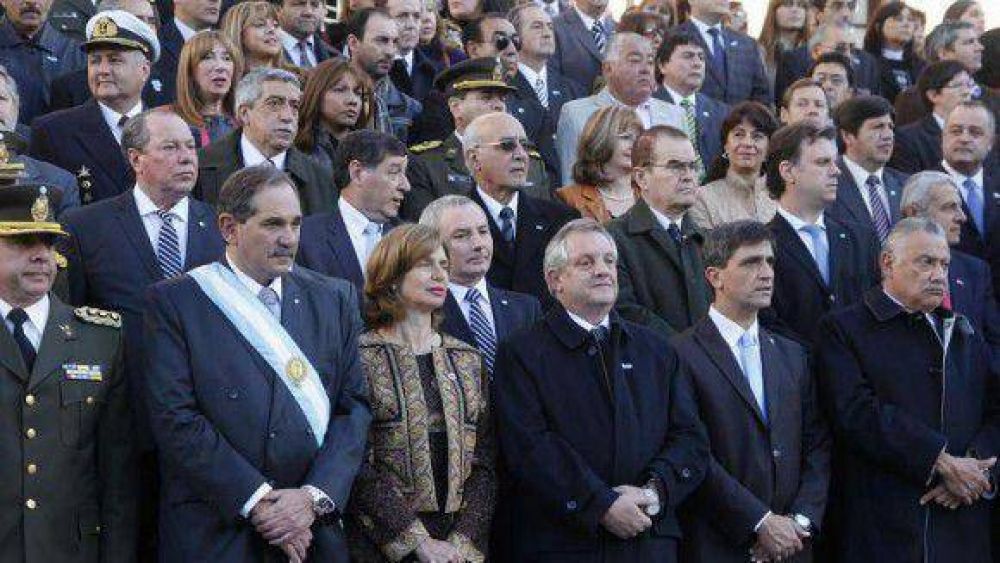 Alperovich encabez� los actos conmemorativos de un nuevo aniversario de la Revoluci�n de Mayo