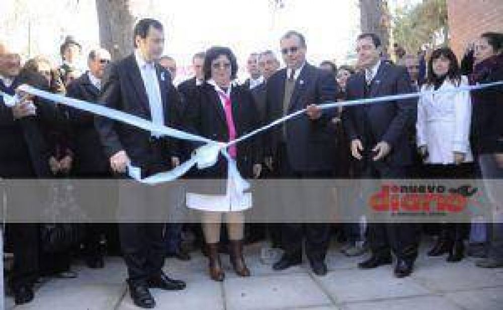El gobernador Zamora inaugur� refacciones en una escuela de Suri Pozo