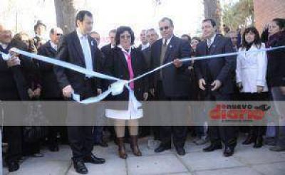 El gobernador Zamora inaugur� refacciones en una escuela de Suri Pozo