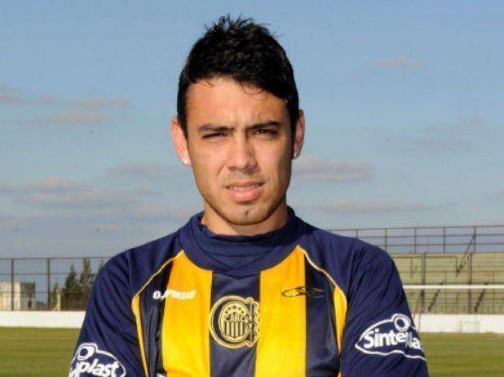 El volante de Rosario Central, Nery Dom�nguez, tiene dos modelos