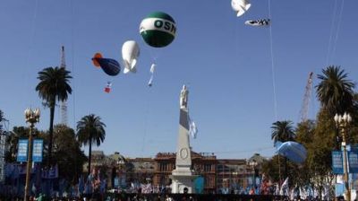 Recitales y una Plaza llena de militantes celebran la d�cada K
