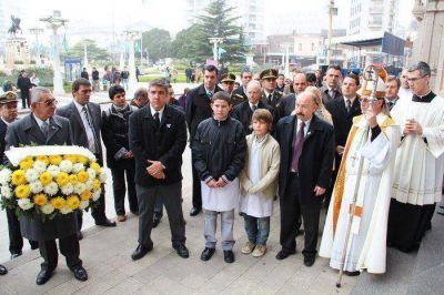 El intendente Jos� Inza presidi� el acto central por el Aniversario 203� de la Revoluci�n de Mayo
