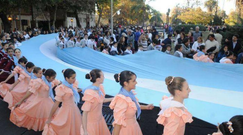 Un �gran� peric�n le puso color al 25 de mayo mendocino