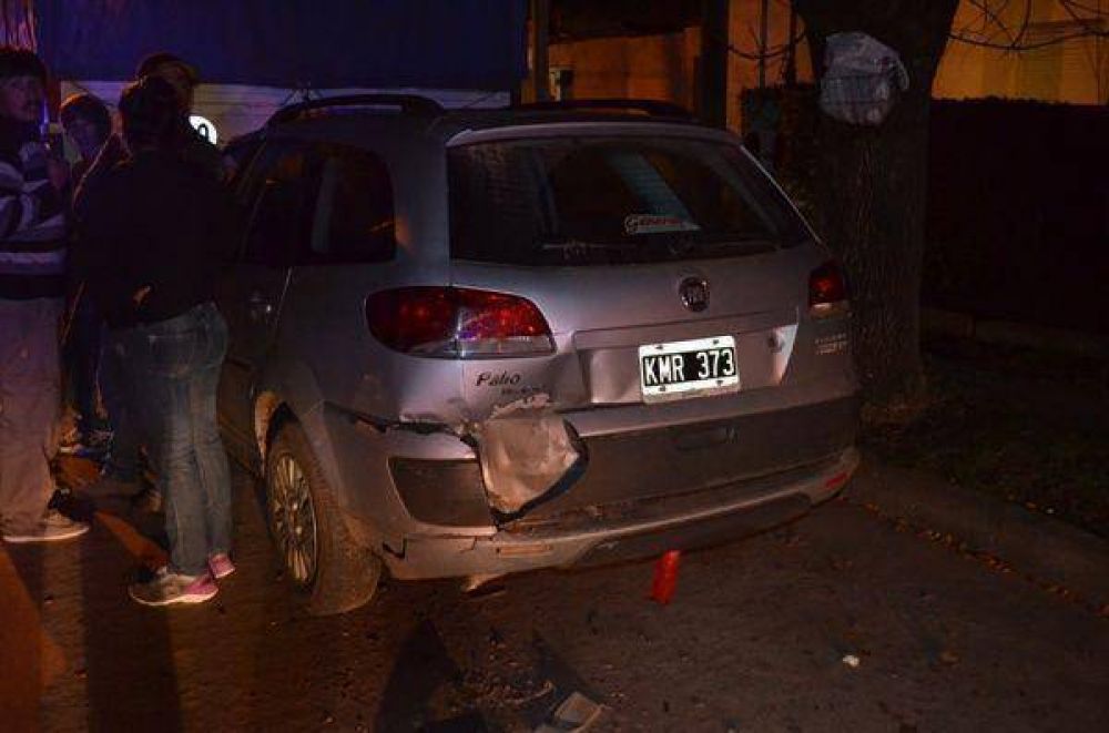 Un auto colisiona a 2 veh�culos estacionados