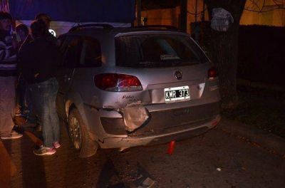 Un auto colisiona a 2 veh�culos estacionados