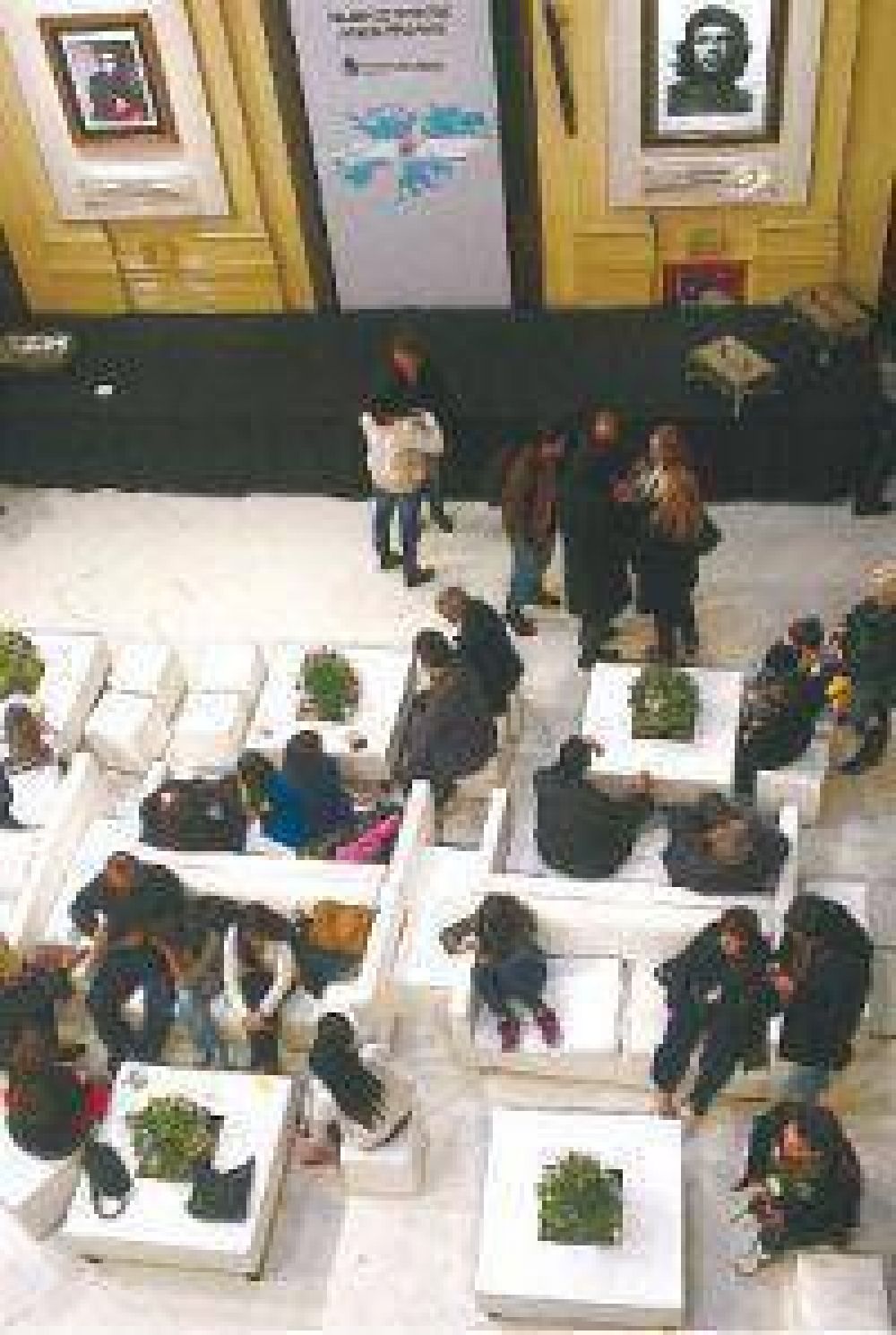 El festejo gan� los salones y pasillos de la Casa de Gobierno