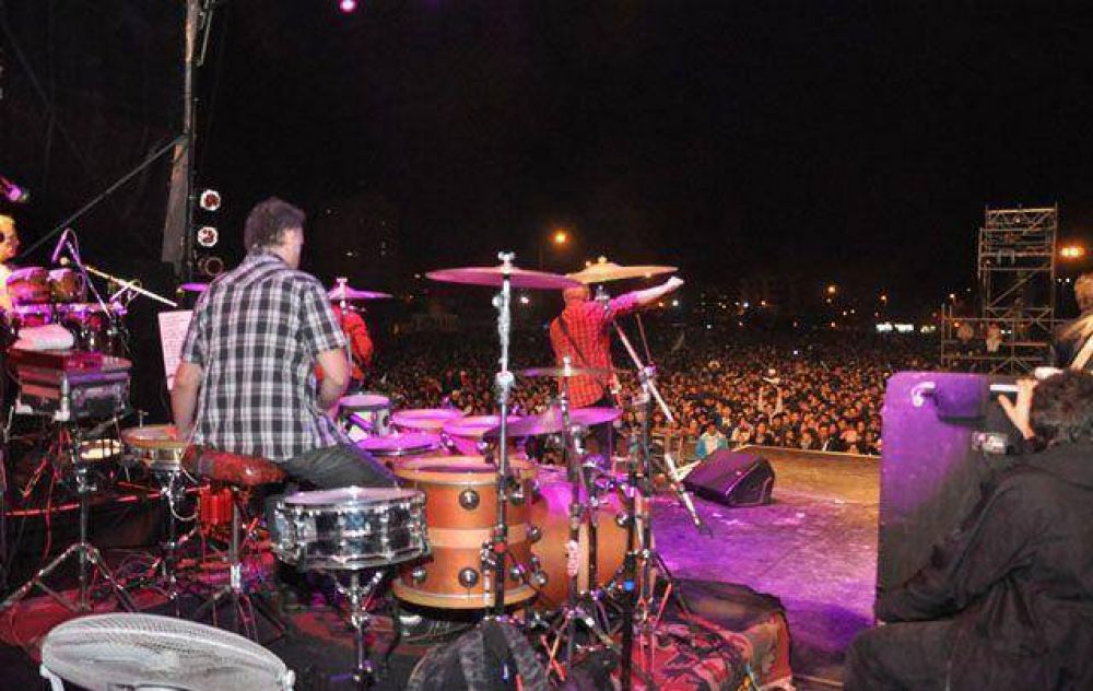 M�s de 30 mil personas en la Feria Rock del 25 de Mayo