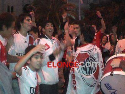 Con un banderazo, festejaron en Paran� los 112 a�os de River 