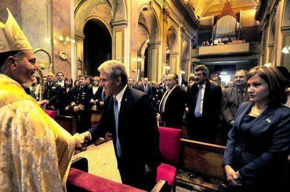 Monse�or Mart�nez: �El D�a de la Patria nos re�ne�