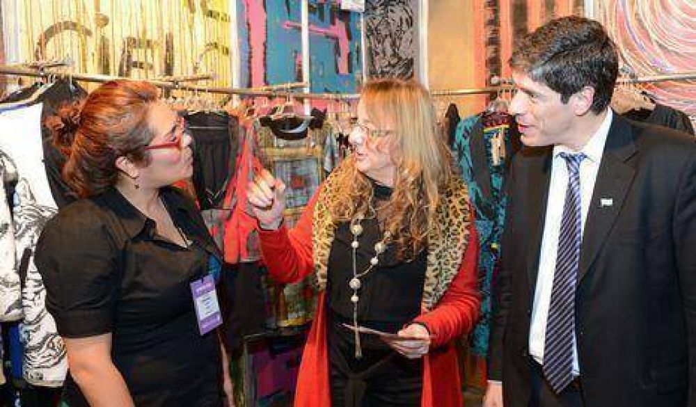 Abal Medina recorri� la Feria Puro Dise�o