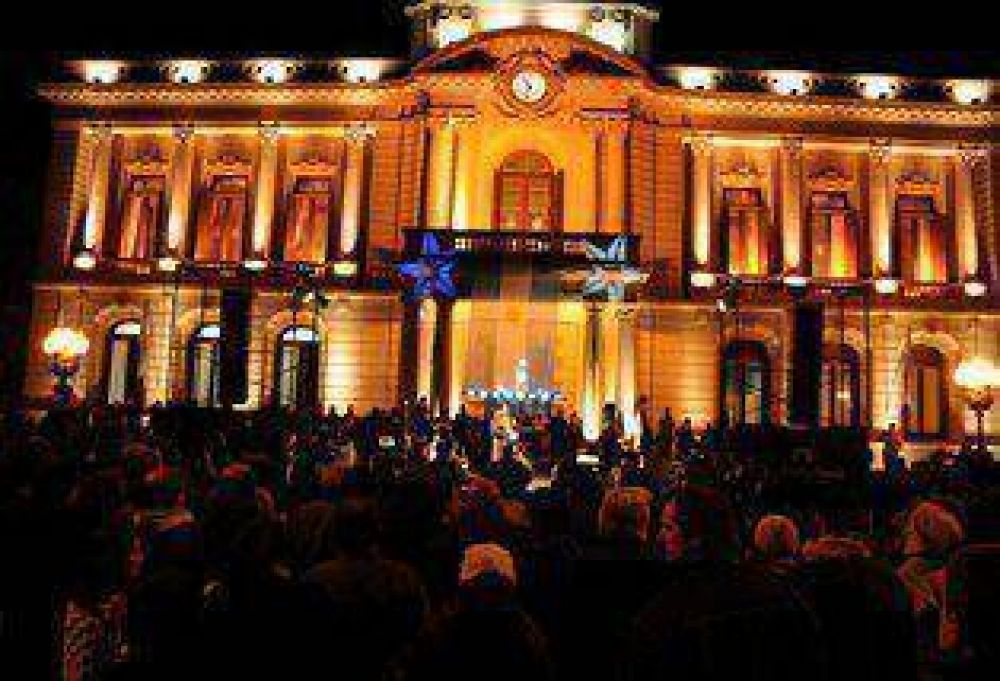 Tandil recibi� el 25 de mayo frente al Palacio Municipal