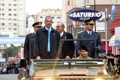 El 25 de Mayo se festej� con un amplio desfile c�vico militar