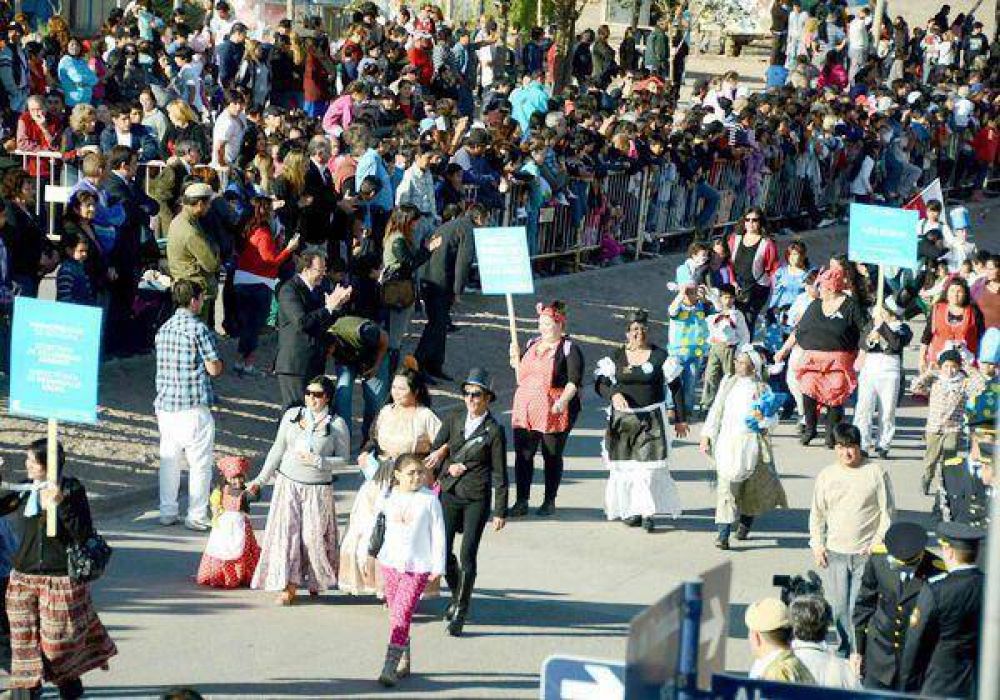 Colorido desfile convoc� a una multitud 