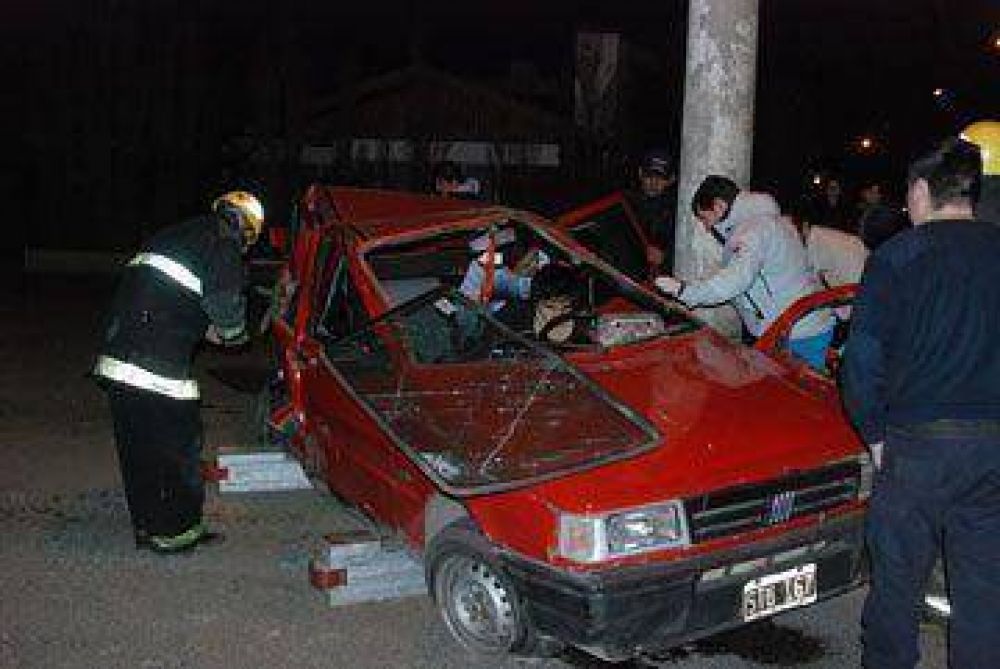 Choc� y se dio a la fuga dejando a una persona atrapada en el auto