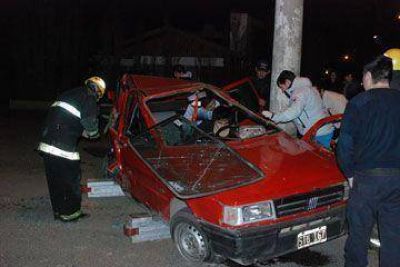 Choc� y se dio a la fuga dejando a una persona atrapada en el auto
