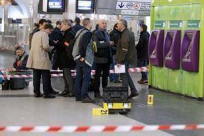 Apu�alan a un soldado franc�s a la salida del metro de Par�s