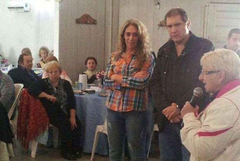 El senador Pallares con jubilados del barrio obrero de Lanus