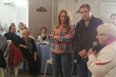 El senador Pallares con jubilados del barrio obrero de Lanus