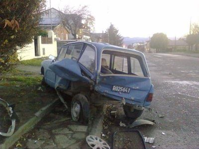 Renault Logan caus� serios da�os a un auto estacionado y se dio a la fuga