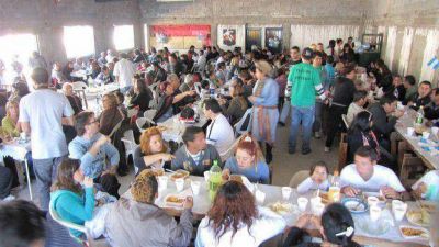 El PJ de Carlos Paz festej� el 25 con un locro a beneficio