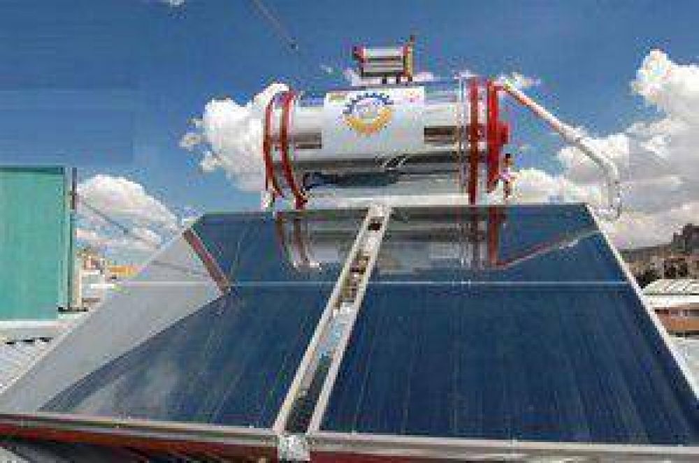 Plan Provincial Termosolar: la Provincia entrega 120 equipos a familias de La Calera	