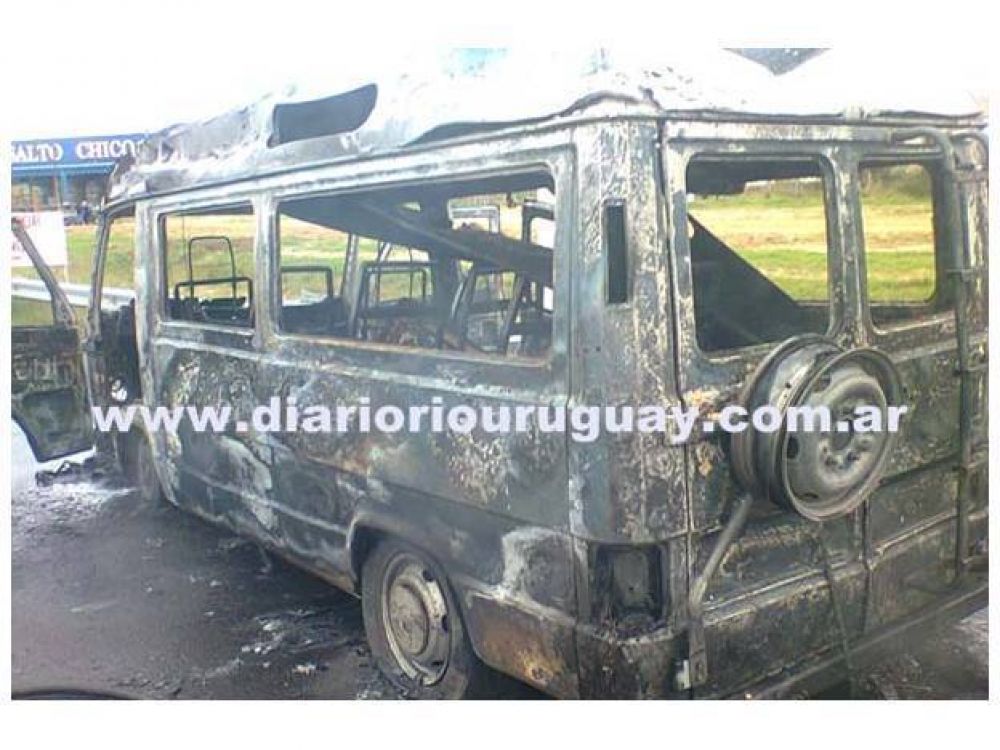 Una combi que trasladaba un equipo de f�tbol infantil se incendi� en ruta 14
