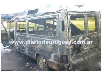 Una combi que trasladaba un equipo de f�tbol infantil se incendi� en ruta 14