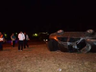Un auto en el que viajaban siete personas volc� en la Avenida Santos Ortiz
