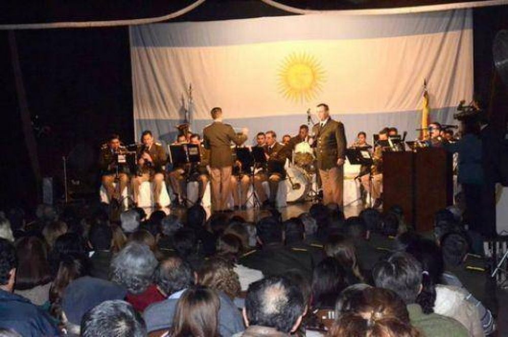La sala Cervantes brill� en la velada patri�tica