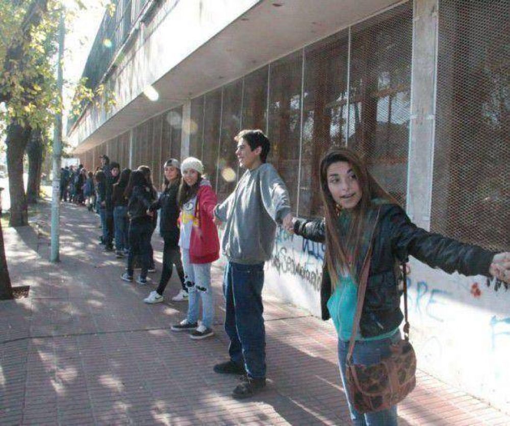 Siguen las tomas de colegios y hubo un abrazo solidario a la Piloto