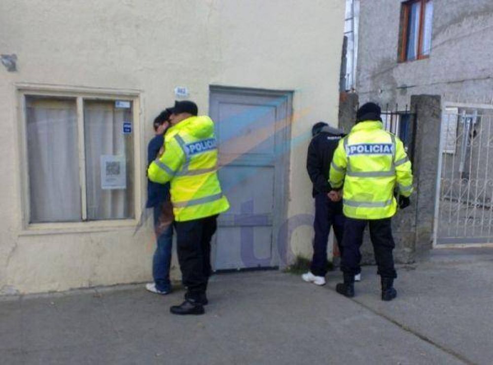 Dos detenidos por tratar de robar billetera de un auto