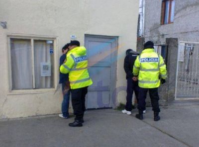 Dos detenidos por tratar de robar billetera de un auto