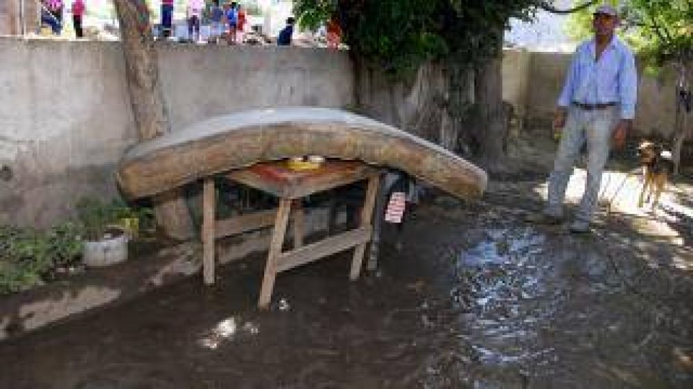 Intensos trabajos para reparar la ruptura del ca�o maestro en el sur de la ciudad