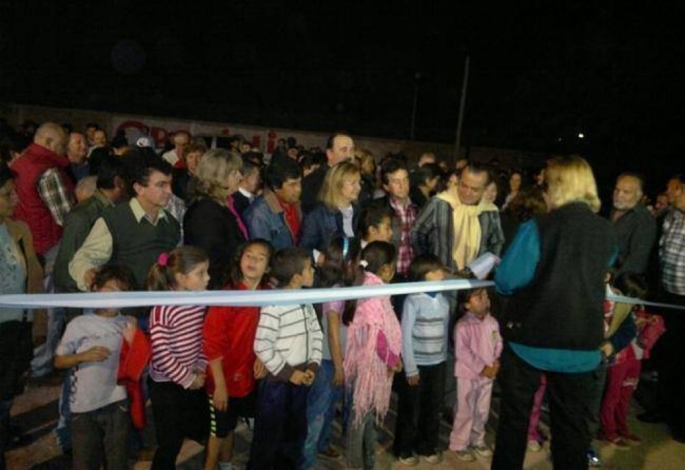 Vecinos festejaron la inauguraci�n de 15 cuadras de ripio y 600 metros de vereda