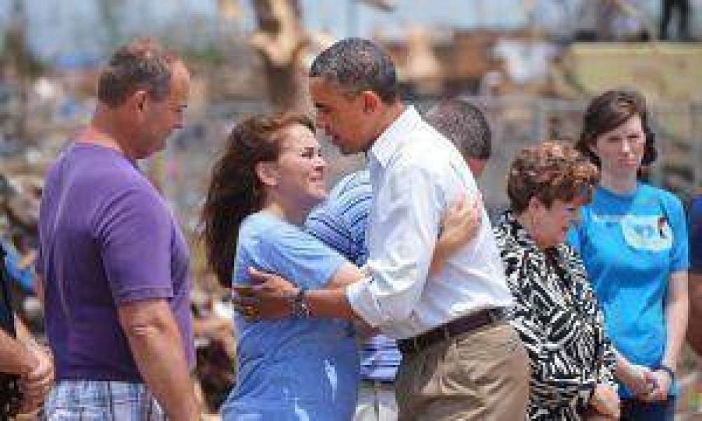 Obama visit� la zona devastada por el tornado